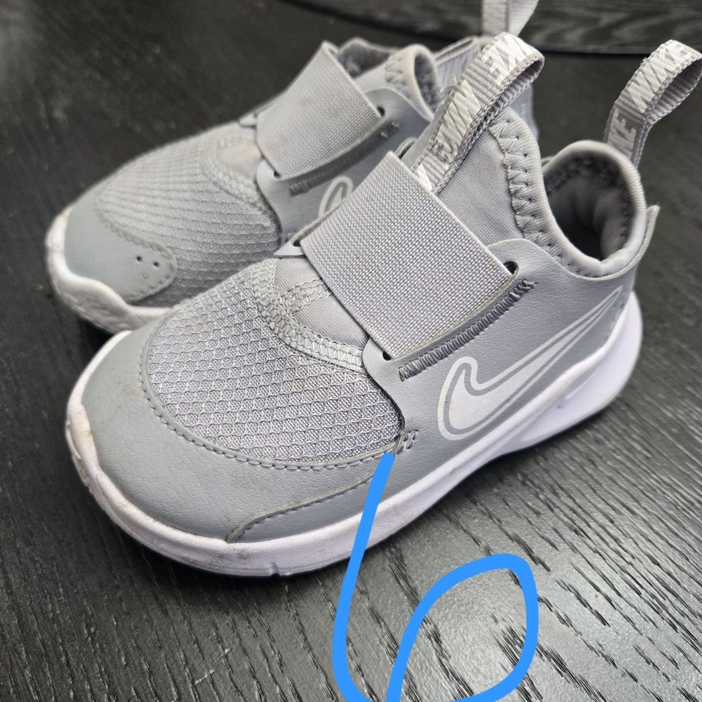 Nike Kids Sneakers in Gray and White Size 6